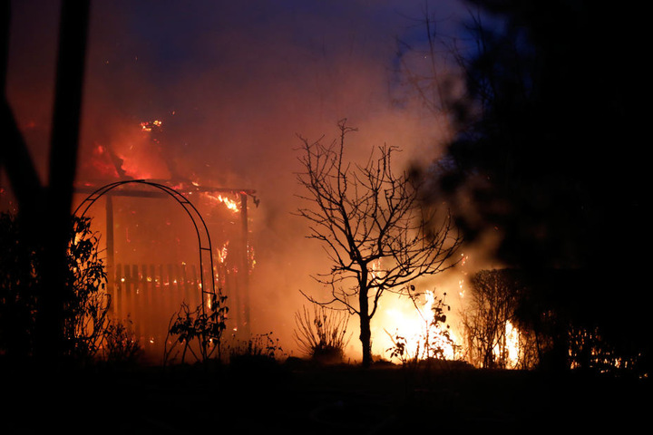 Als die Feuerwehr eintraf, brannte das Gartenhäuschen schon lichterloh.