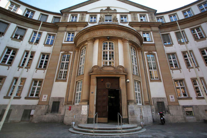 Vor dem Landgericht Frankfurt (Archivbild) wird von Dienstag an über den Fall verhandelt.