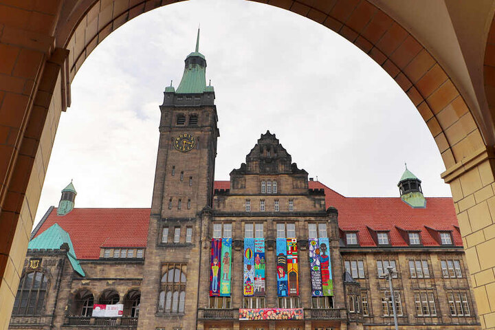 Geschmückte Rathausfassade zum Friedenstag am 5. März 2018.