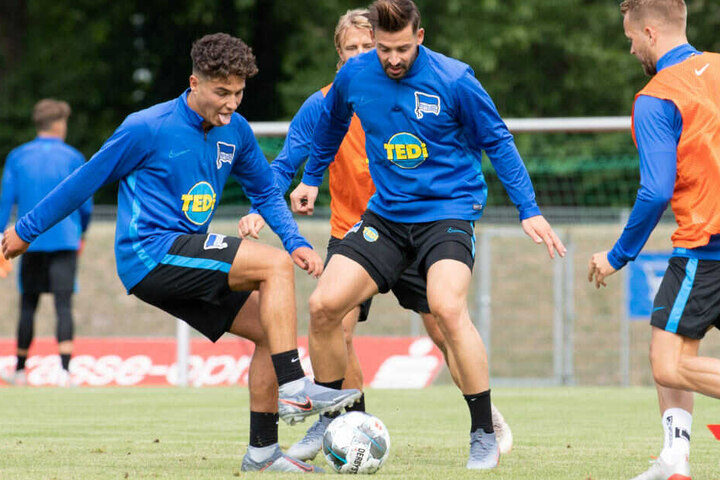 Maurice Covic und Marvin Plattenhardt (M.) beim Training.