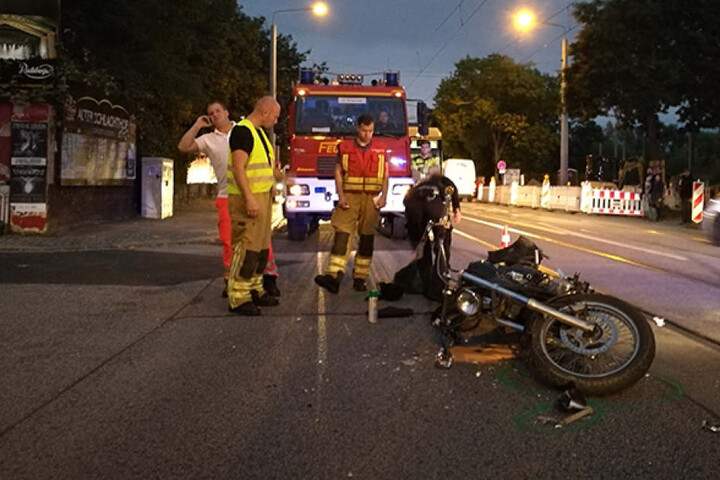 Ein Auto ist in ein Motorrad gekracht. Der Krad-Fahrer wurde verletzt ins Krankenhaus gebracht.
