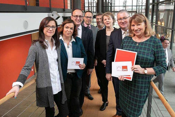 Auch die Politiker der SPD-Landtagsfraktion mit Integrationsministerin Petra Köpping (60, r.) werden die Familie finanziell unterstützen.