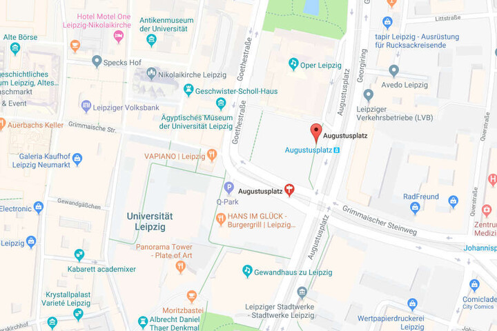 Am Augustusplatz drängten die Täter den Mann aus der Bahn und schlugen auf ihn ein.