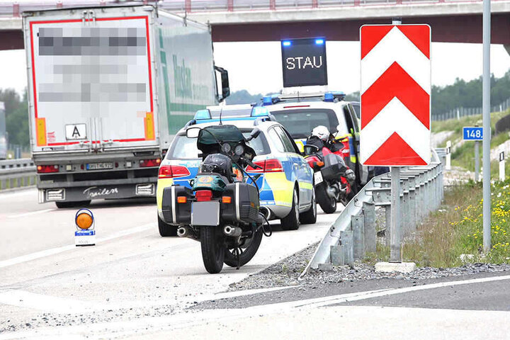 Noch immer ist der rechte Standstreifen der Autobahn vollgesperrt.