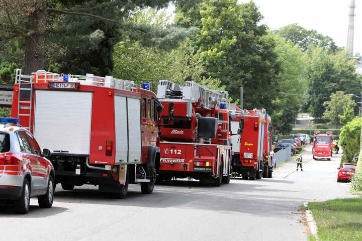 Die Feuerwehr ist mit mehreren Einsatzwagen vor Ort.