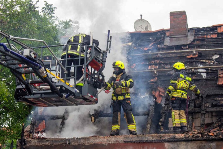 Mit Atemschutzmasken bekämpft die Feuerwehr die Glutnester.