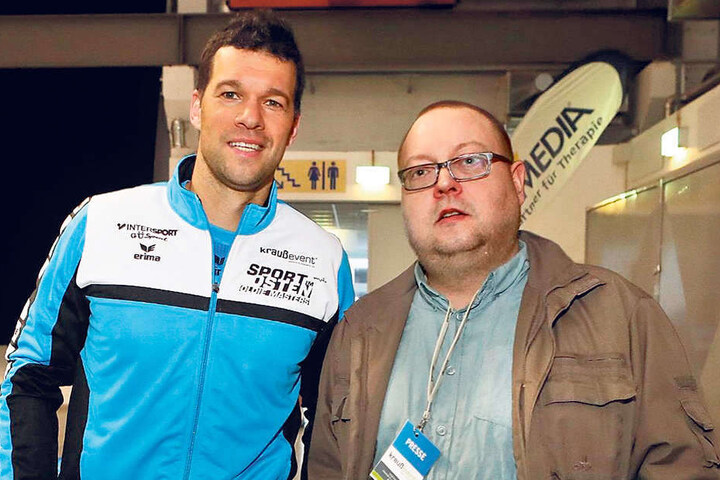 Kurzes "Klassentreffen" in der Heimat: Michael Ballack (41) und MOPO-Redakteur Ronny Licht (40).