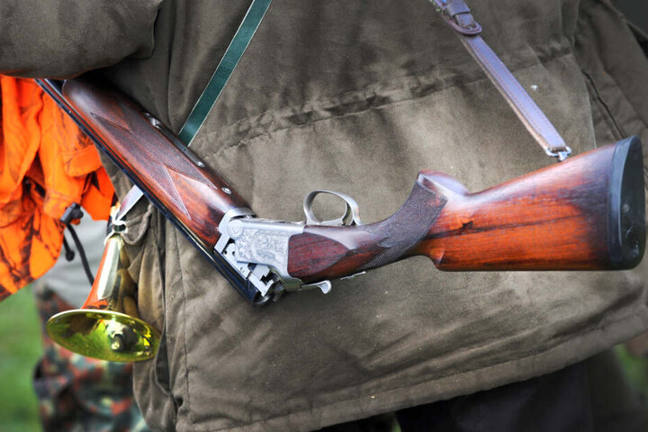 Nach dem Vorfall musste der Mann sein Gewehr an den Nagel hängen und verlor seinen Jagdschein. (Symbolbild)