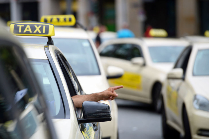 Mehrere Taxifahrer in Bremen wurden von einem bewaffneten Mann überfallen.