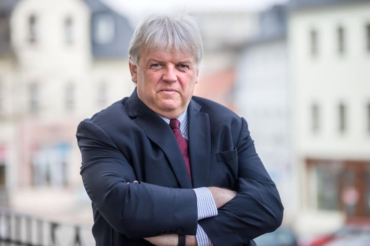 Dieter Greysinger (54, SPD) liegen Hainichens alte Villen sehr am Herzen.