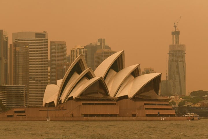 Auch die berühmte Oper von Sydney liegt in einem dichten Rauchschleier.