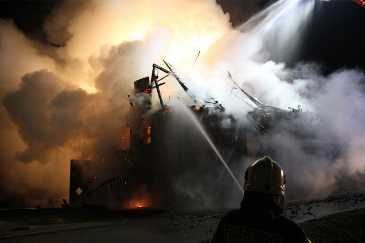 Bei der Ankunft der Feuerwehr schlugen die Flammen aus dem Giebel.