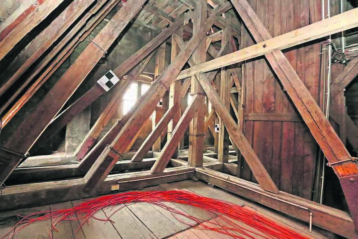 Im hölzernen Dachstuhl des Gewandhauses haben Mittwoch die Arbeiten begonnen.
Den Zuschlag erhielt eine Firma aus Frankenberg.