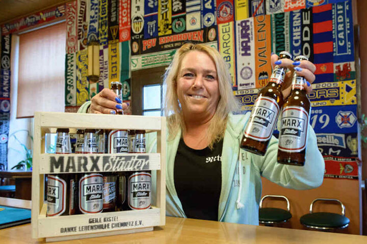 Das "Marx"-Bier wird unter anderem von Wirtin Anett Winter (46) im "Pub á la Pub" an der Heinrich-Schütz-Straße verkauft.