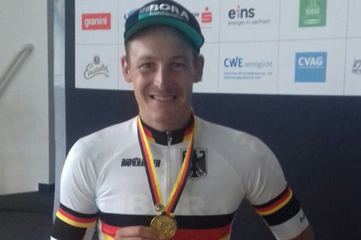 Stolz präsentiert der Sieger seine Medaille.
