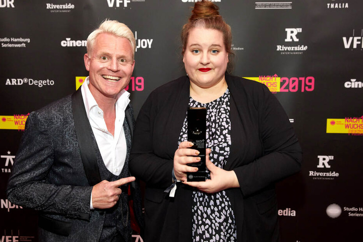 Guido Cantz, Moderator und Laudator präsentiert die Gewinnerin Giulia Becker – bekannt aus dem "neo Magazin Royal", die beim Studio Hamburg Nachwuchspreis in der Kategorie "Bestes Entertainment" abgesahnt hat.