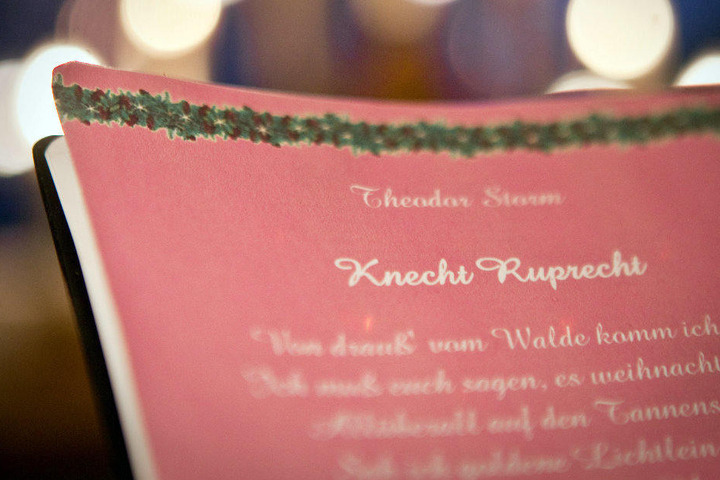 Neben Gedichten gibt es auch Weihnachtslieder auf die Ohren.