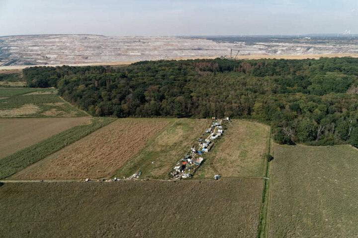 Ein Protestcamp von Aktivisten am Hambacher Forst.