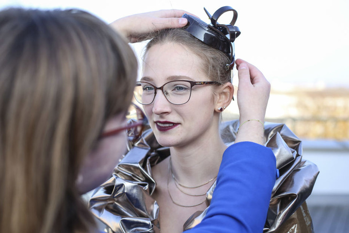 Design-Studentin Nadine Riemer (19, l.) steckt Schoko-Girl Michelle ein Hütchen ins Haar.