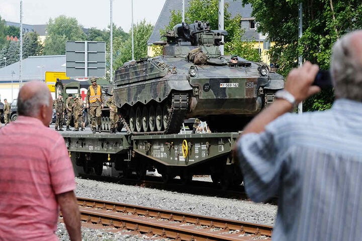 Zahlreiche Schaulustige beobachteten den Abtransport der Panzer.