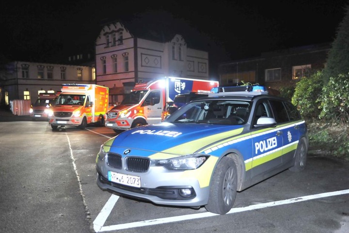 Die Einsatzkräfte kümmerten sich um die fünf Verletzten.