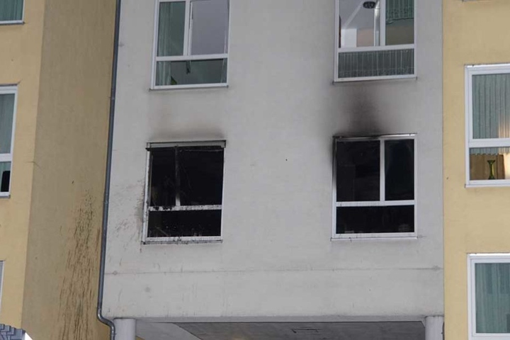 Deutlich zu erkennen sind die Brandspuren in der Wohnung. Eine Bewohnerin kam bei dem Feuer ums Leben.