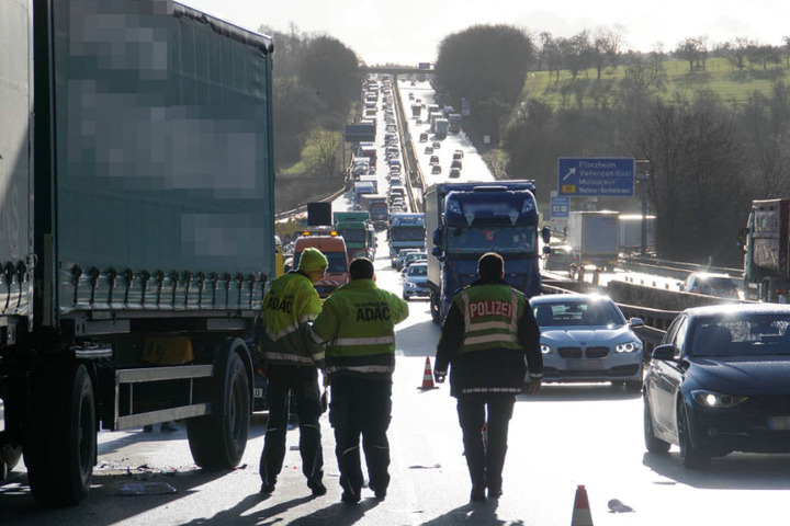 Auf der A8 in Niefern-Öschelbronn bei Pforzheim entstand ein langer Stau.