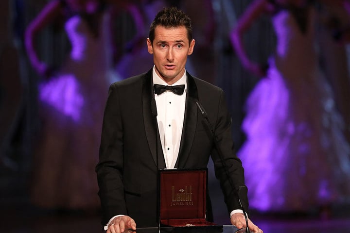 Torjäger Miroslav Klose wird auf dem SemperOpernball geehrt.
