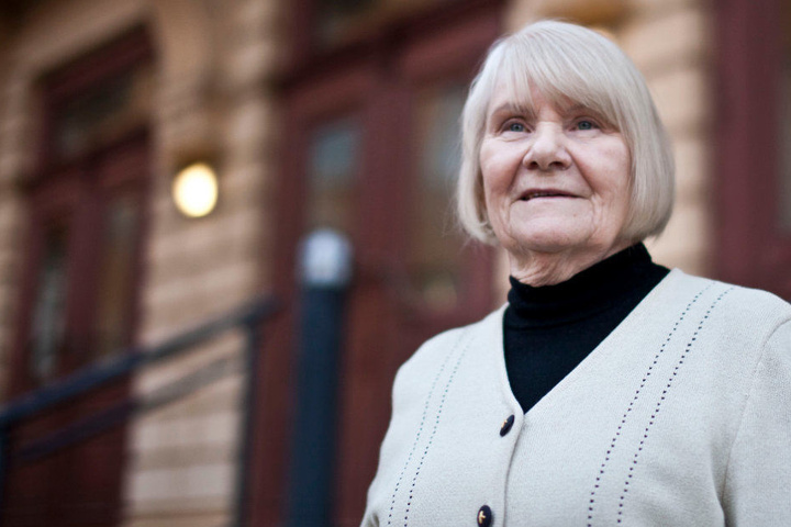 Singt nur noch unter der Dusche: Ruth Brandin (77).