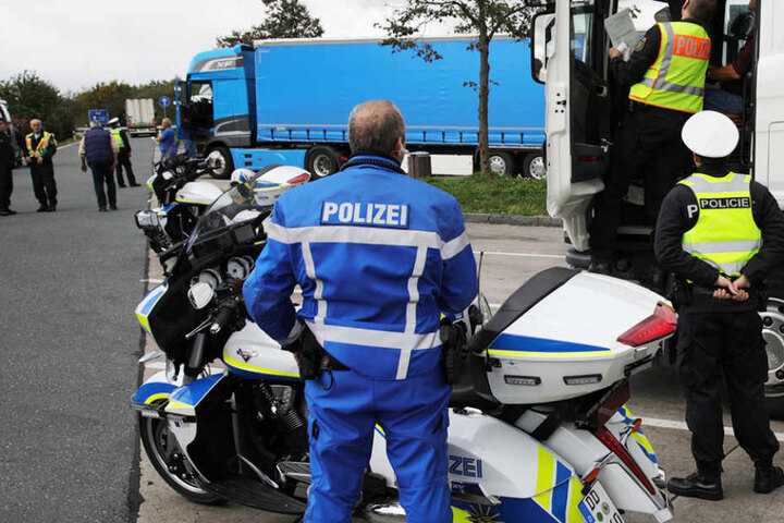 Dabei wurden 36 Fahrzeuge von der Autobahn gelotst.