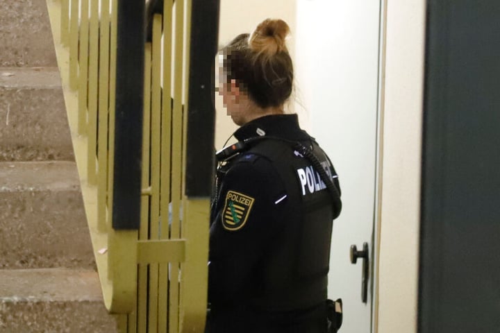 In diesem Hausflur trat der 19-Jährige gegen mehrere Türen und verletzte zwei Polizisten.