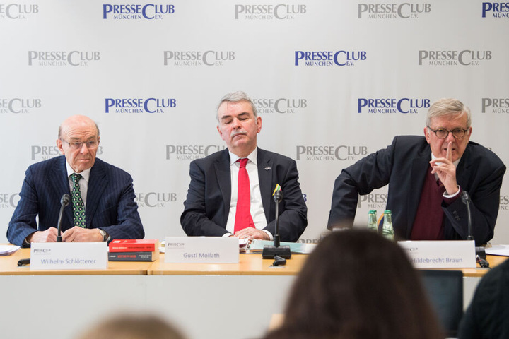 Hildebrecht Braun (r-l), Rechtsanwalt von Gustl Mollath, spricht bei einer Pressekonferenz im Presseclub München. Neben ihm sitzen das Justizopfer Gustl Mollath und der Jurist Wilhelm Schlötterer.