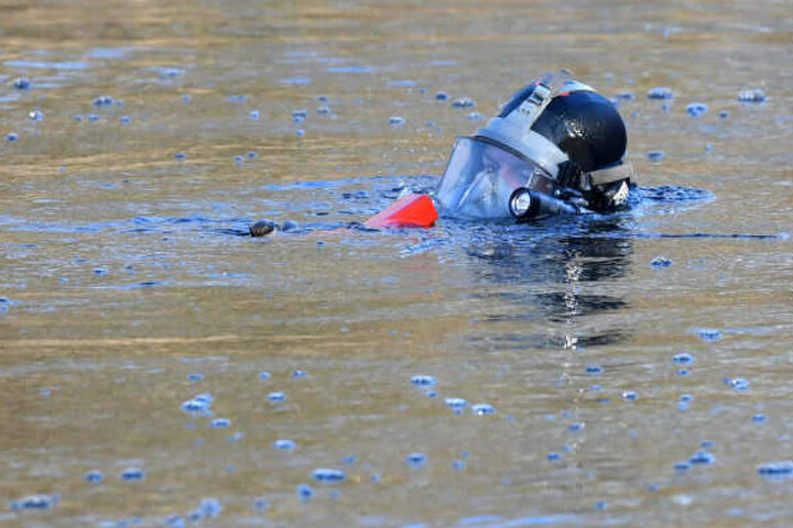 Passanten entdeckten die Wasserleiche am Montagvormittag. Zuvor blieben Taucher bei der Suche nach Ilka erfolglos. (Symbolbild)