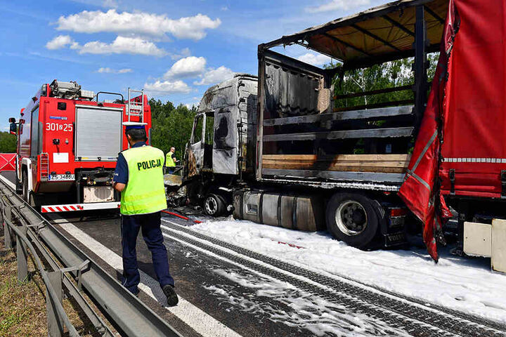 Sechs Todesopfer und vermutlich 16 Verletzte hat eine Massenkarambolage auf einer Autobahn in Polen gefordert.