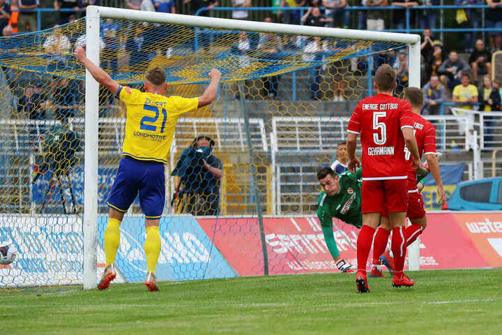 Kapitän Robert Zickert bejubelt den zwischenzeitlichen 2:2-Ausgleich von Djamal Ziane. Der traf kurz danach noch zum 3:2-Sieg.