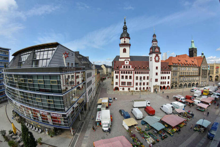 Unterm Marktpflaster liegen bereits die Anschlüsse für einen Brunnen. Beim Neubau der Fontäne hat die Stadt aber eine lange Leitung. Vor 2019 wird kein Wasser fließen.