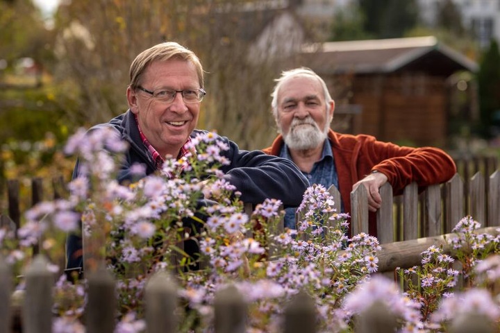 Vereinsvorsitzender Rainer Leonhardt (63) und Schatzmeister Wolfgang Meister (74) vor der Parzelle mit der Eisenbahnanlage.