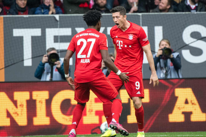 David Alaba (l) und Torschütze Robert Lewandowski jubeln über den Treffer zum 1:1.
