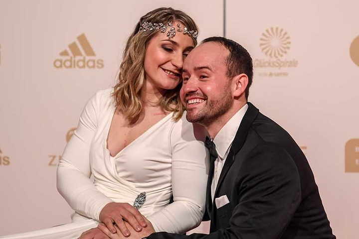 Radsportlerin Kristina Vogel sitzt im Kurhaus vor der Wahl zum "Sportler des Jahres" in ihrem Rollstuhl neben ihrem Partner Michael Seidenbecher.