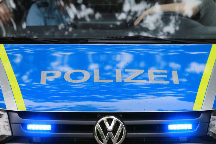 Die Polizei befreite die Vierbeiner und gab ihnen Wasser zum Trinken. (Symbolbild)