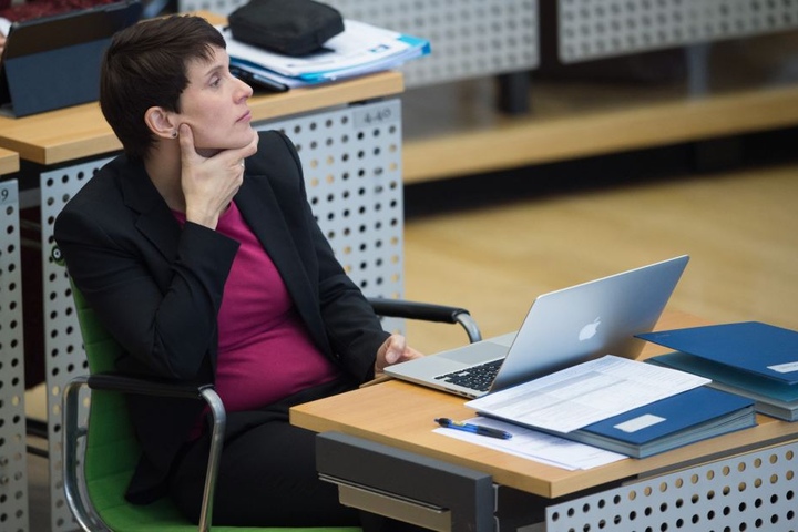 Frauke Petry, Vorsitzende der Blauen Partei, sitzt während der Landtagssitzung im Plenum. Erkennt man hier schon (deutlich) ein Baby-Bäuchlein?