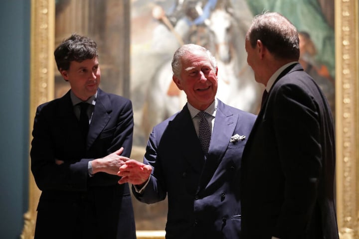 Prinz Charles bei einem Besuch der Ausstellung "Charles I: King and Collector" in der Royal Academy of Arts. Neben ihm stehen die Kuratoren Desmond Shawe-Taylor (r.) und Per Rumberg.