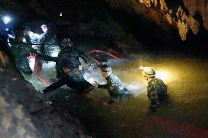 Dieses vom Tham Luang Rescue Operation Center zur Verfügung gestellte Bild zeigt eine Suchmannschaft, die eine Höhle betritt, in der die Jugendfußballer und ihre Trainer gefangen waren.