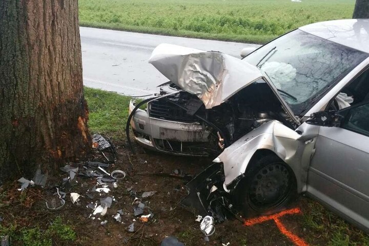 Ein Auto ist auf der B9 frontal gegen einen Baum geprallt.