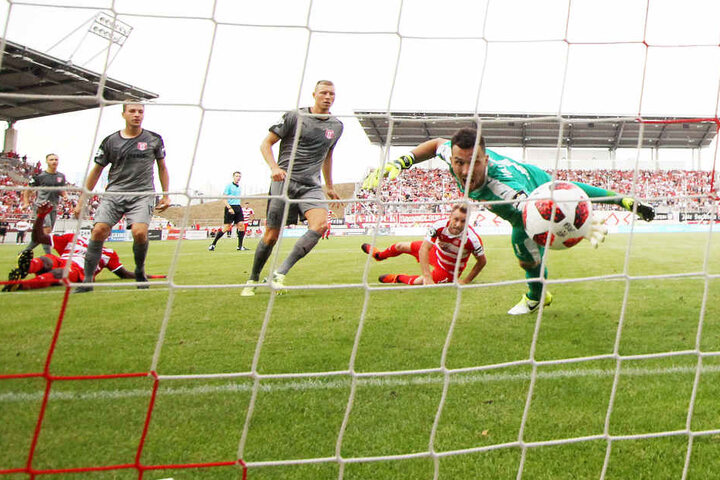 Der erste Treffer für Mike Könnecke im FSV-Trikot. Im Fallen drückte er die Kugel über die Linie. Den zweiten Treffer bereitete er vor.