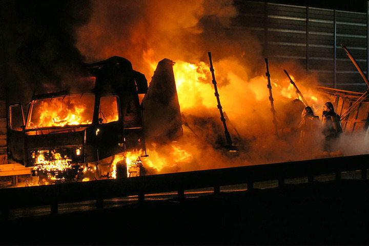 Die Flammen beschädigten auch die Lärmschutzwand.