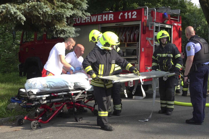 Verletzt ins Klinikum musste nach dem Wohnungsbrand auch die Anwohnerin Wanda S. (94).