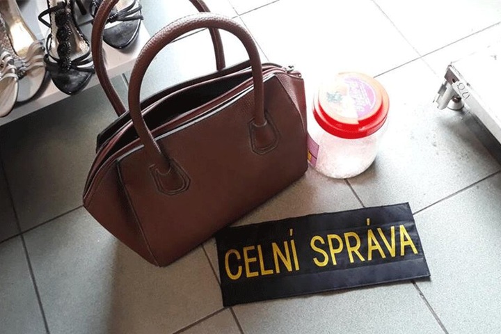 In dieser Handtasche fanden die Zöllner mehr als 300 Gramm Crystal.