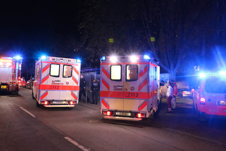 Einsatzkräfte vor dem Hochhaus.