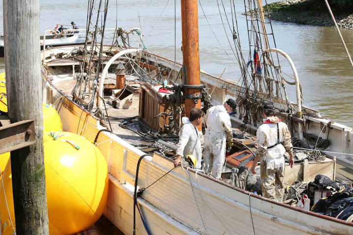 Das in der letzten Nacht gehobene Segelschiff "No. 5 Elbe" wird untersucht. Der erst jüngst aufwendig sanierte historische Lotsenschoner war auf der Elbe mit einem Containerschiff kollidiert und gesunken.